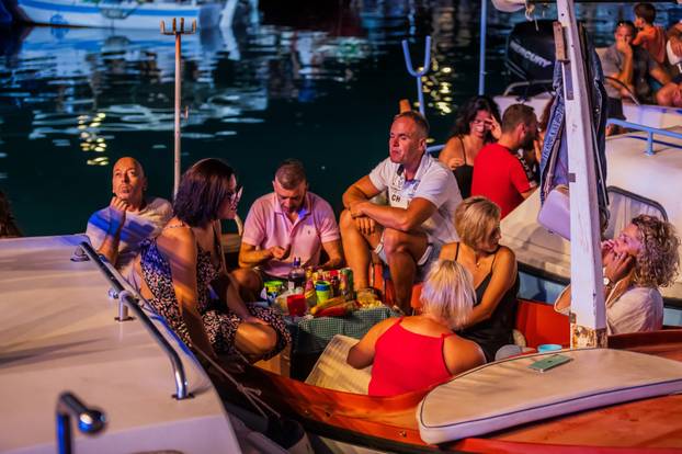 Vela Luka: Tisuće okupljenih na koncertu "Trag u beskraju" u čast Oliveru Dragojeviću