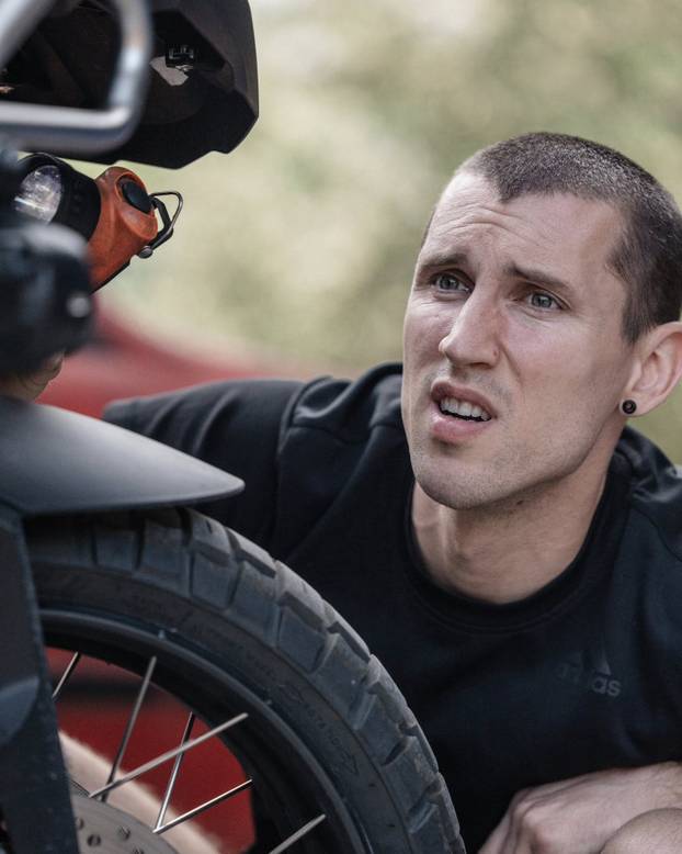 Zmija mu se zavukla u motocikl, vatrogasci odmah intervenirali: 'Iznenadila ga tijekom vožnje!'