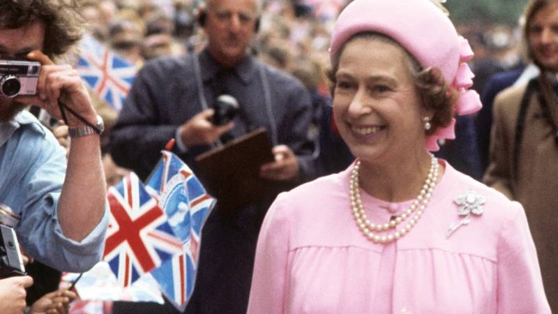 FOTO Bila je prepoznatljiva u jarkim bojama: Izložene su najljepše haljine Elizabete II.