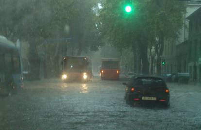 Potop u Rijeci: Voda je bacala šahtove po ulici u centru grada