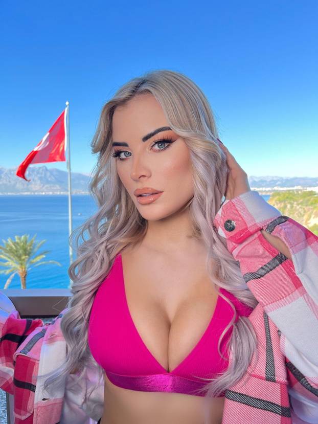 FOTO Koja je koja? Zaludila je muškarce u Playboy kući, a onda se pojavila i blizanka...