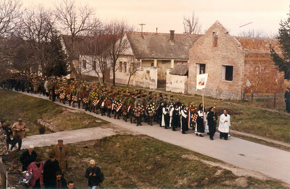 Srpska paravojska natjerala ih 'brati grožđe' u minskom polju. Uhvatili su se za ruke i krenuli...