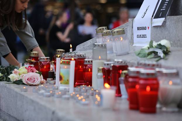 Zagreb: Paljenje svijeća u čast stradalima u pokolju u školi u Beogradu