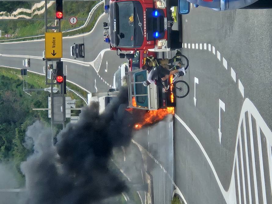 Dramatične scene iz Vodica: Auto se zapalio na obilaznici!