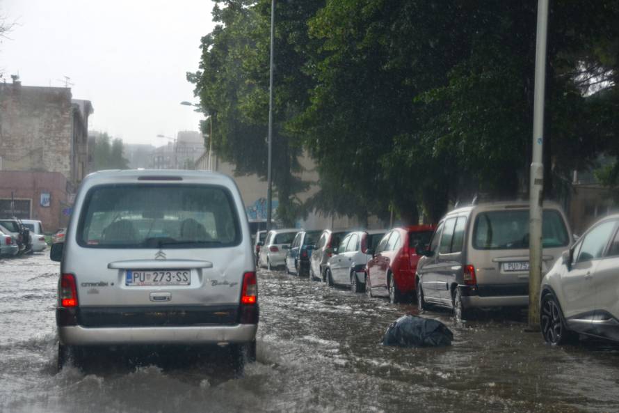 Zagrepčane iznenadio pljusak, tuča i grmljavina poharali Pulu