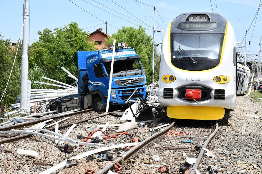 Vozač koji je poginuo u naletu vlaka kod Sl. Broda nije stao na zvučnu i svjetlosnu signalizaciju