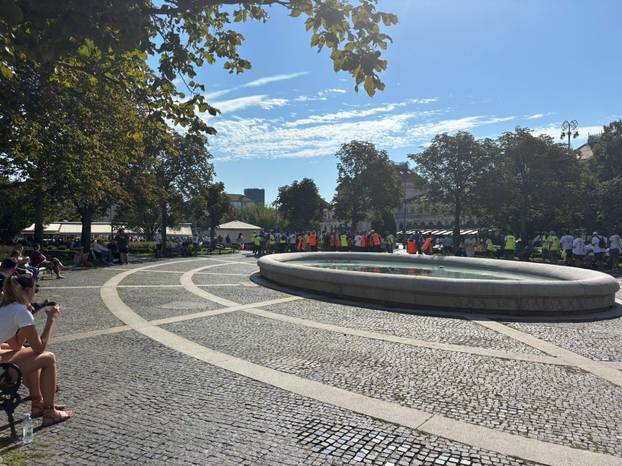 MOJA LIKA NEĆE PASTI Prvi prosvjednici stigli na Glavni kolodvor. Pogledajte fotke