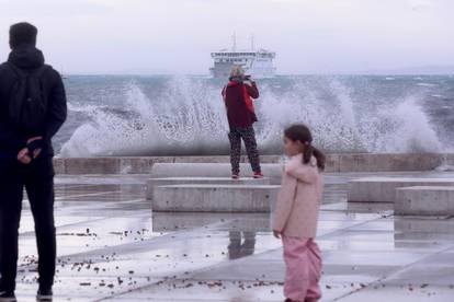 FOTO Nevrijeme hara obalom: Olujno jugo šiba splitsku rivu. Veliki valovi poplavili obalu