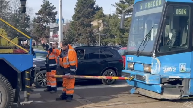 VIDEO Odšlepali  tramvaje koji su sudjelovali u sudaru: 'Pušten je promet, ali i dalje je gužva'
