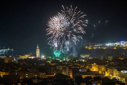 Vatromet na nebu iznad Splita u novogodišnjoj noći