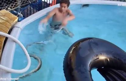 Bez straha: Dječaci u bazenu s pitonom, čak ga i vukli za rep