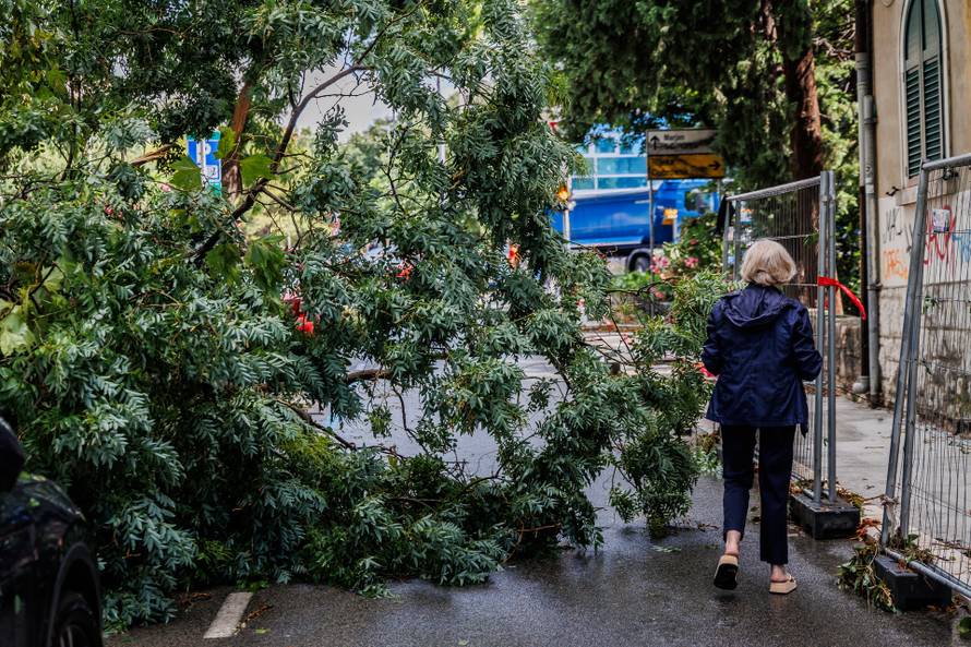 Nevrijeme poharalo Split, vatrogasci imaju pune ruke posla
