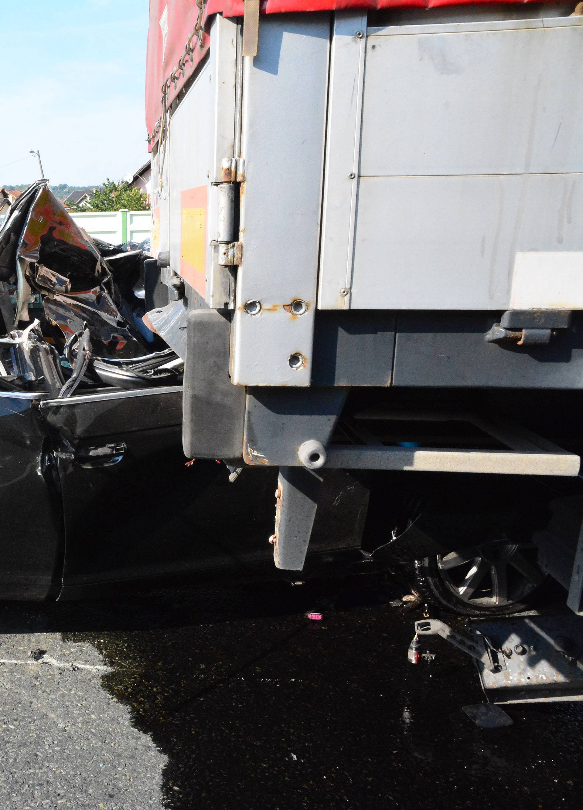 Autom se zabio u kamion na autocesti i na mjestu poginuo