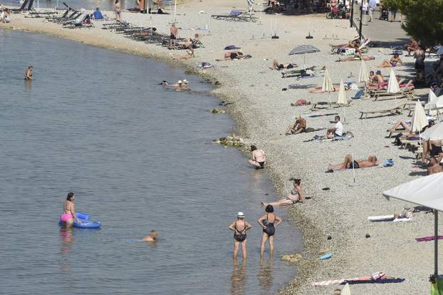 Vodice: Uživanje u lijepom vremenu na  plažama