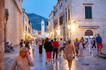 Na ulicama Dubrovnika sve više turista, noćni život se probudio