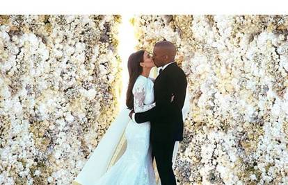 Prve službene fotke: Kim je blistala u čipkastoj vjenčanici