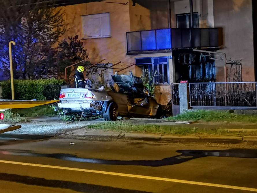 Nova snimka: Divljao BMW-om, udario u kuću, auto mu izgorio