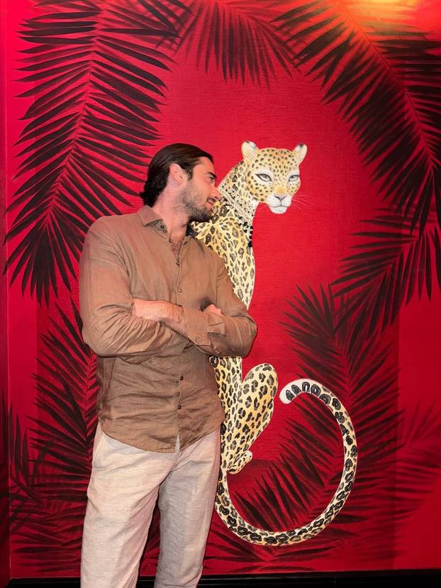 FOTO 'Leopardica' Maja Šuput ni na večeri se ne odvaja od Šiminog nježnog zagrljaja