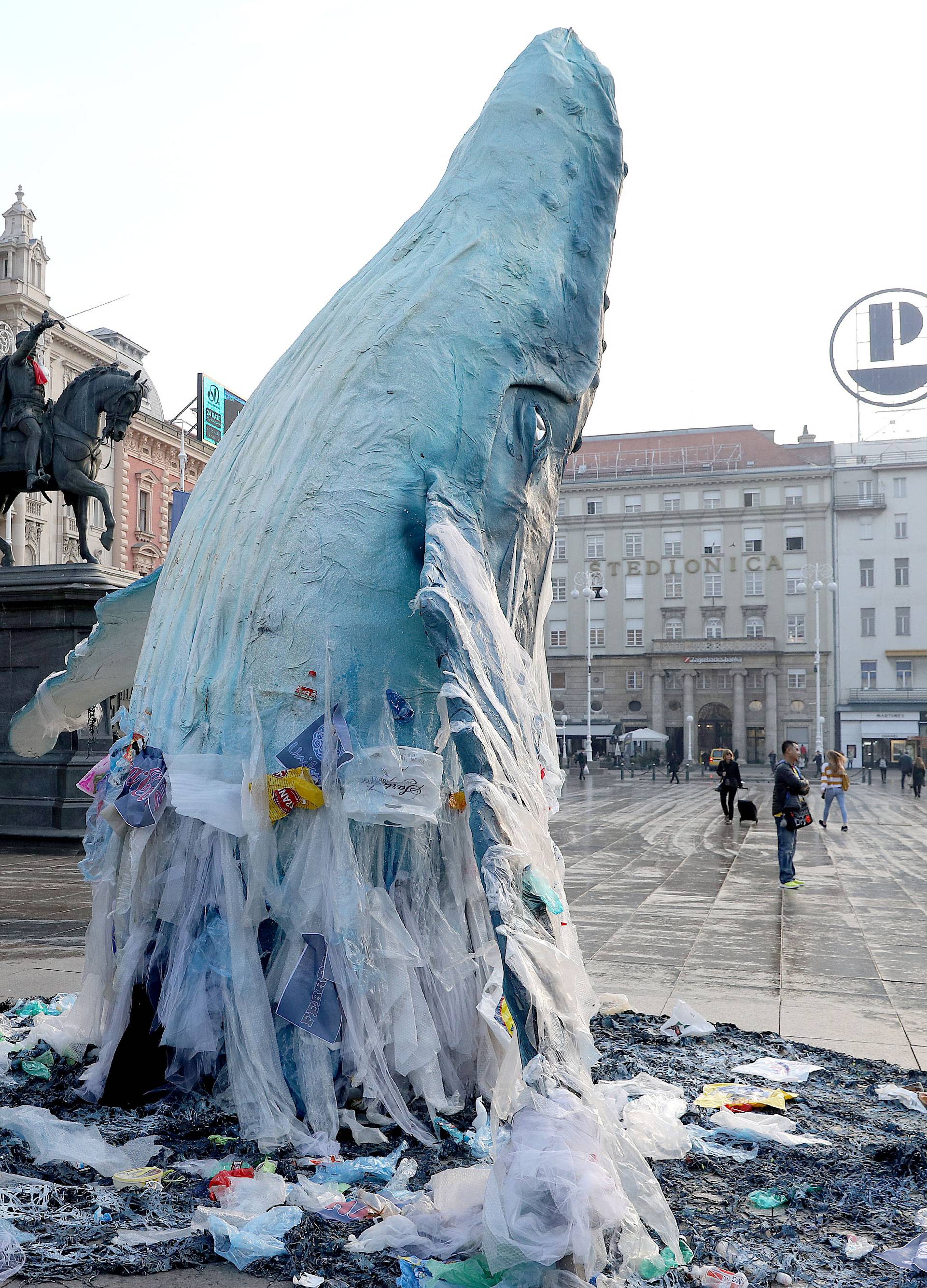 Zagreb: Greenpeace doveo kitove na JelaÄiÄev trg
