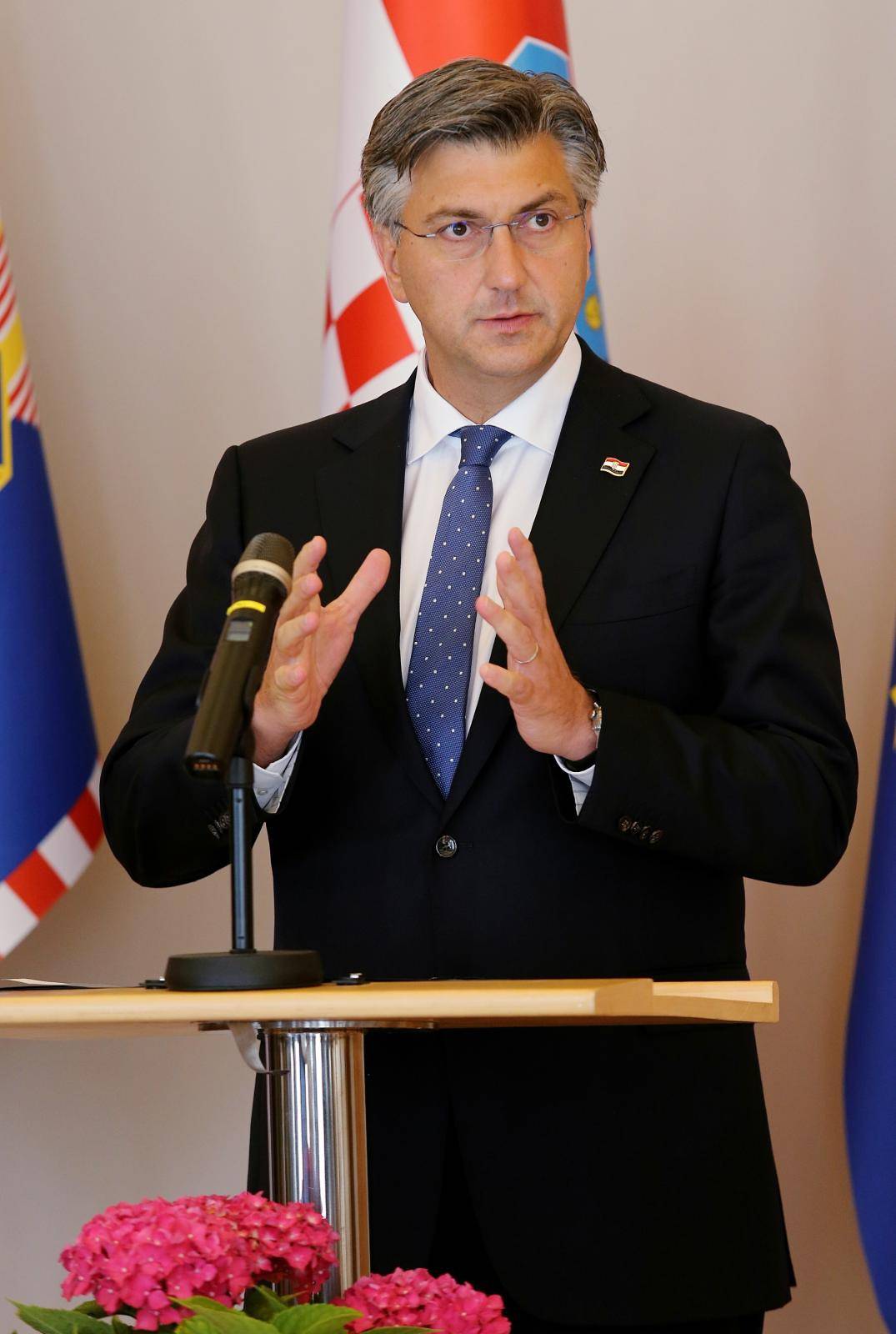 Plenković predstavio 16 novih ministarstava, Milanović pričao o mjerama protiv korona virusa