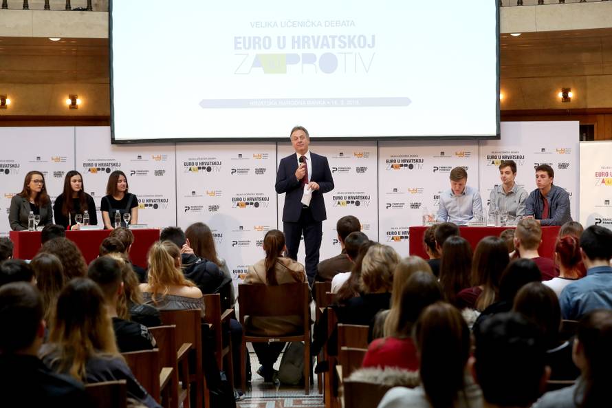 Debata u HNB-u: Srednjoškolci raspravljali o uvođenju Eura