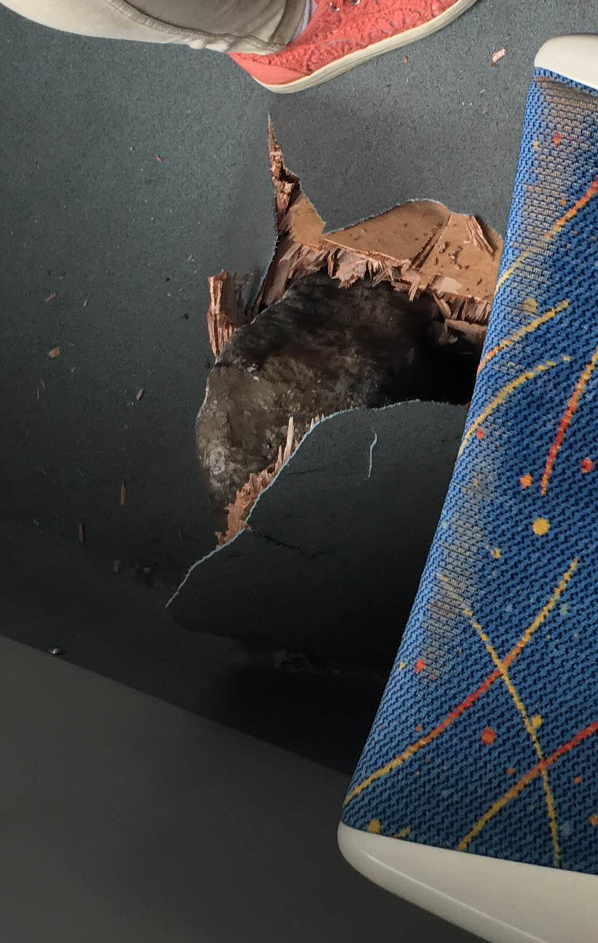Netom prije tu je sjedila žena: Kamen probio pod tramvaja 11