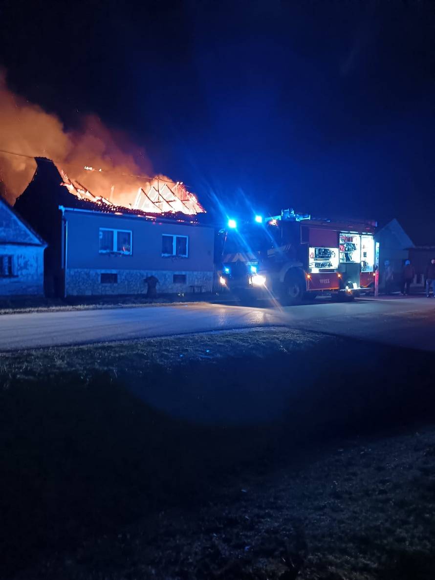 FOTO Užas kraj Slavonskog Broda: 'Žena je sama pokušala spasiti kuću, ali sve je izgorjelo'