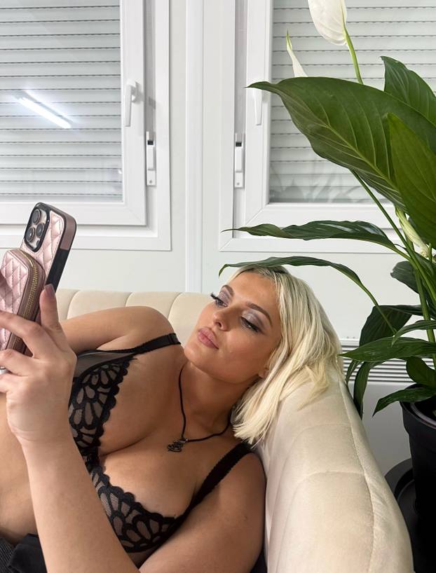 FOTO Golišava izdanja postala su joj zaštitni znak: Bebe Rexha ne boji se pokazati obline