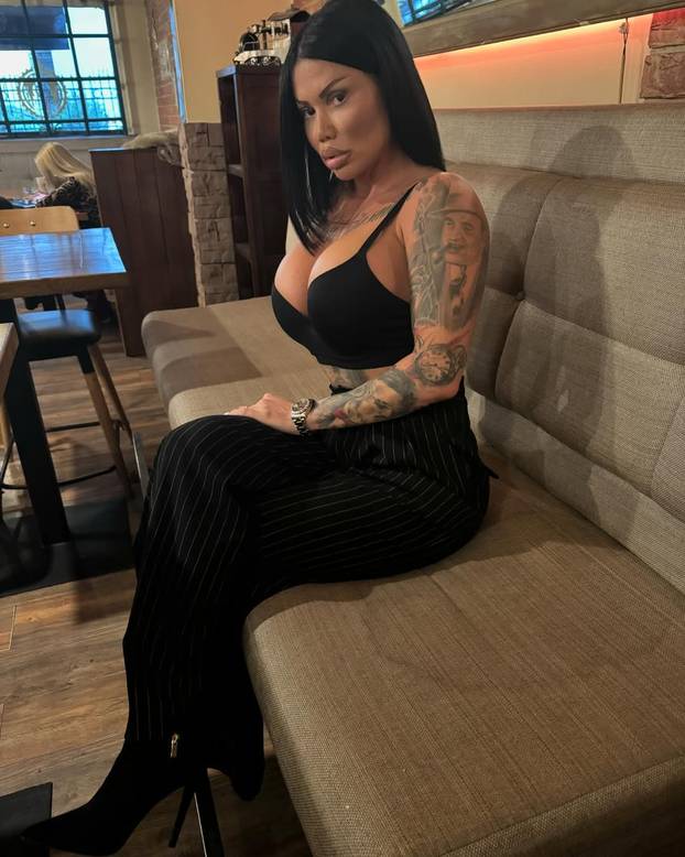 FOTO Sudionici reality showa na dvorištu pukao silikon stražnjice