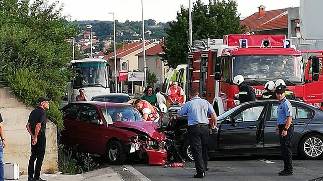 Nesreća pokraj Sinja: U sudaru dva auta ozlijeđeno dvoje ljudi