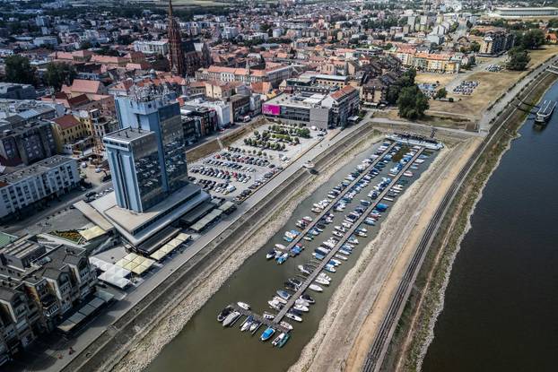 Pogled iz zraka na rekordno nizak vodostaj rijeke Drave kod Osijeka