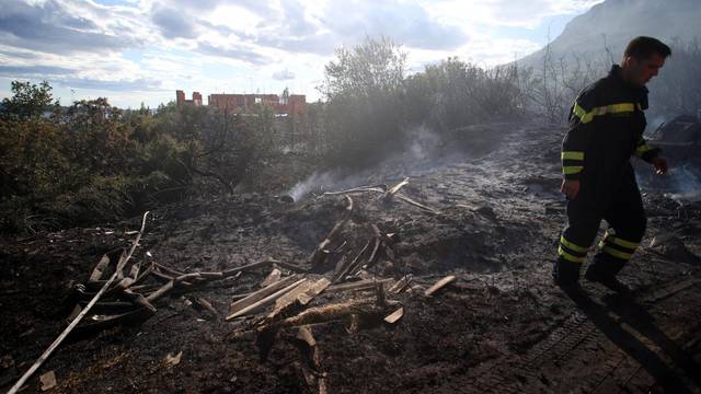 Kaštel Sućurac: Brzom intervencijom spriječeno širenje požara