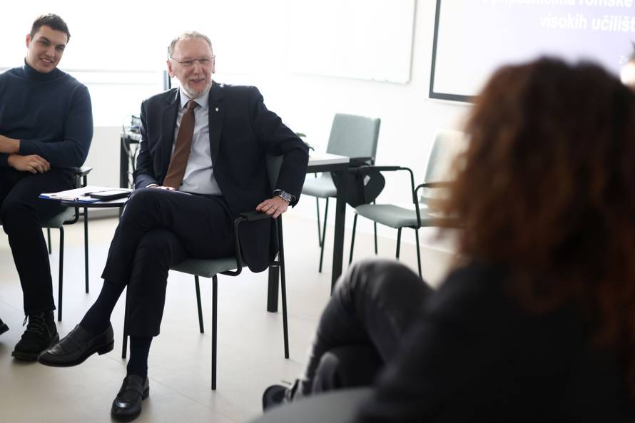 Zagreb: Ministar Božinović sastao se sa pripadnicima romske manjine u Policijskoj akademiji