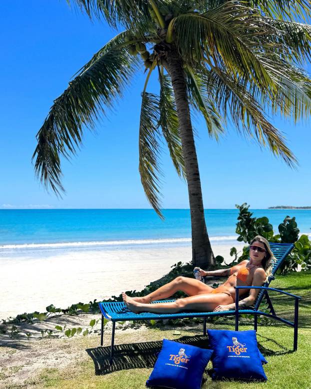 Fatalna Brazilka besplatno časti fanove intimnim fotografijama