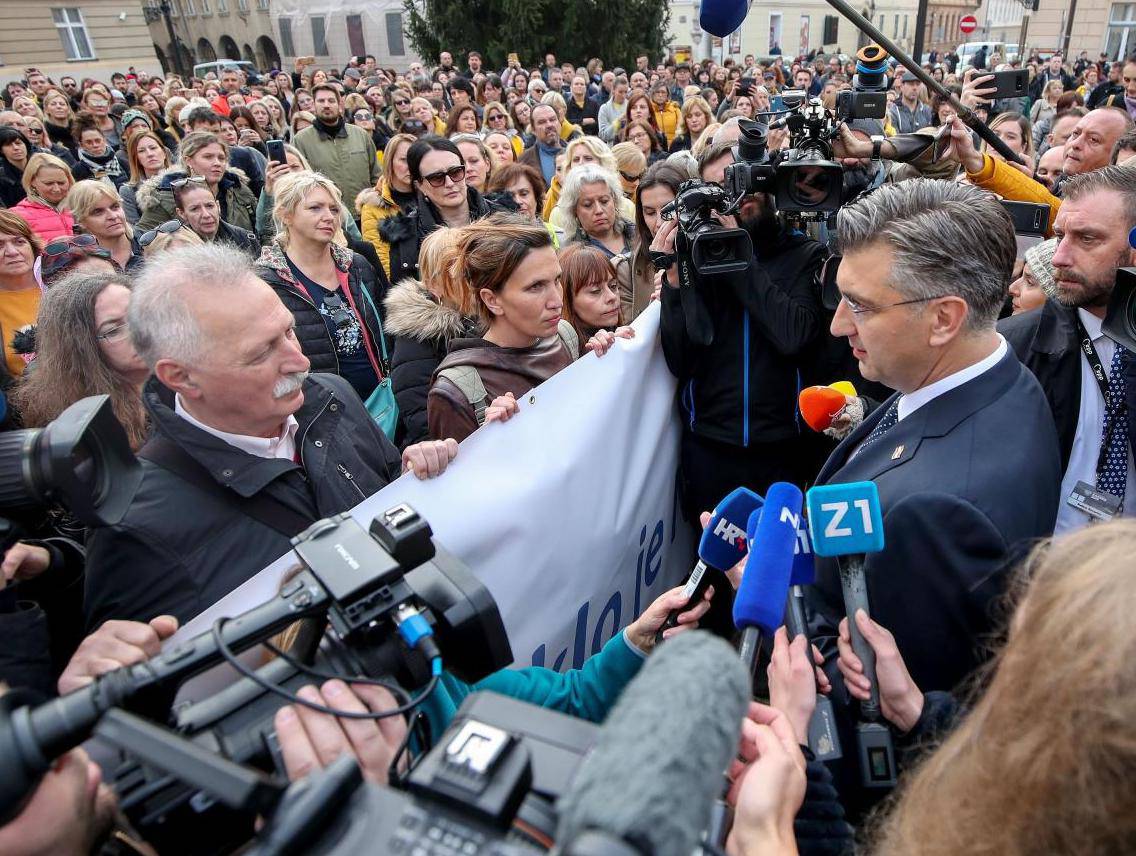 Zagreb: Premijer Andrej Plenković ispred prosvjednika na Trgu svetog Marka