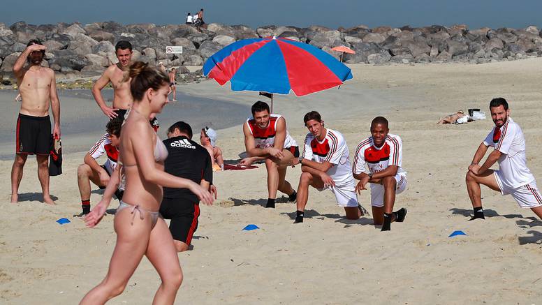 Nogometaši Milana trenirali na plaži, 'omele' ih golišave žene