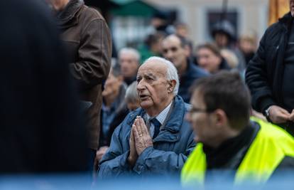 ANKETA Više od 50.000 ljudi potpisalo za micanje klečavaca. Treba li ih maknuti s trgova?