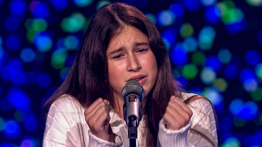 Nina (13) emotivnom izvedbom 'Ne kuni me, ne ruži me majko' oduševila je publiku i cijeli žiri