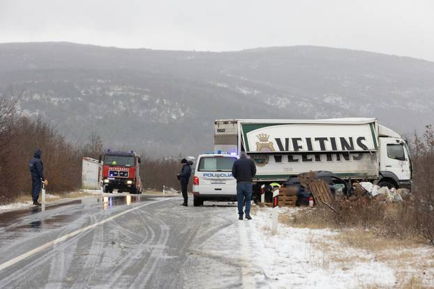 FOTO Mjesto strašne nesreće kod Trilja: Sudarili se kamion i auto. Poginula je jedna osoba