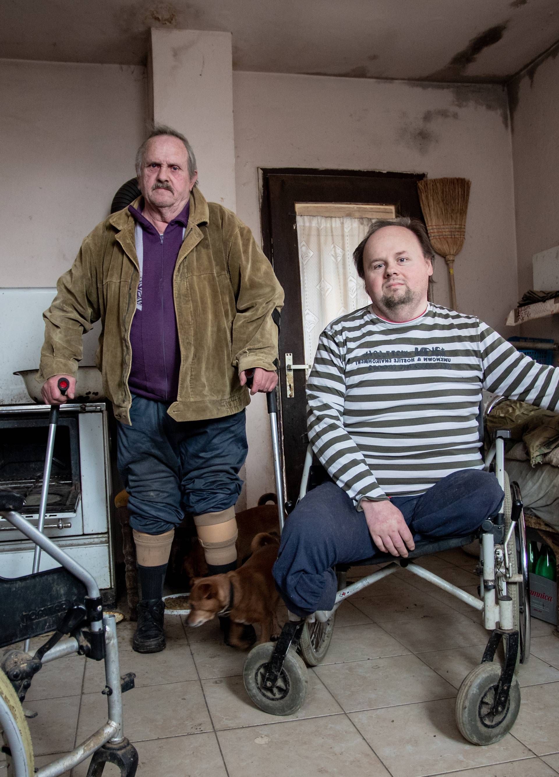 I tata i sin ostali bez obje noge: 'Trebaju nam novi krov i kolica'