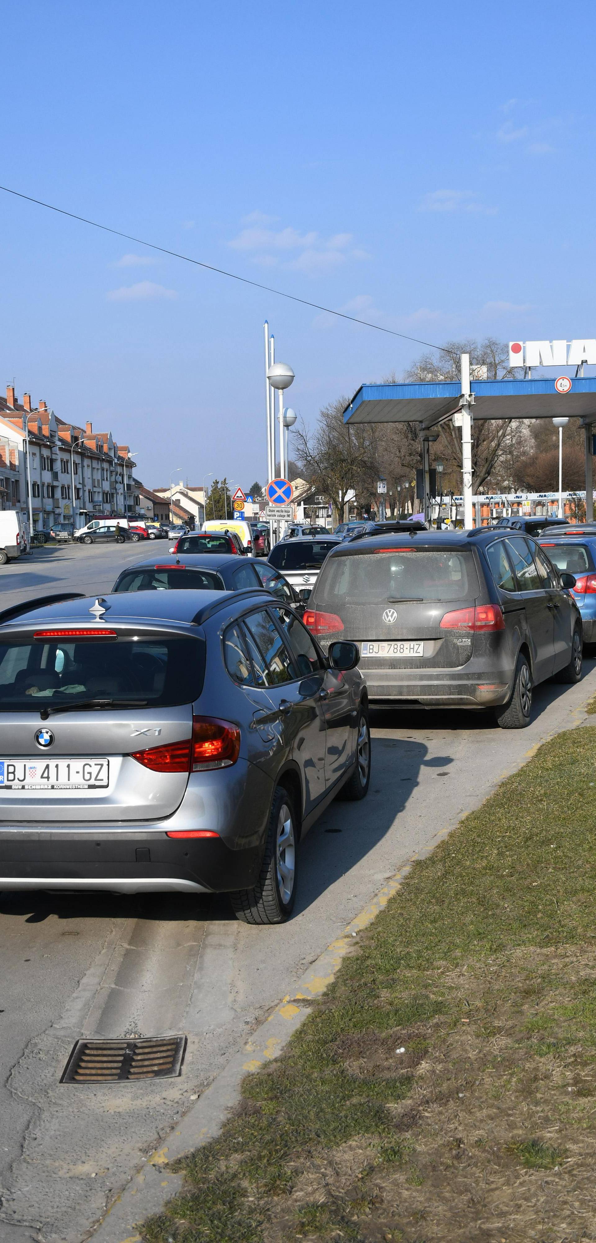 Bjelovar: Velike gužve na benzinskim postajama zbog najave poskupljenja goriva