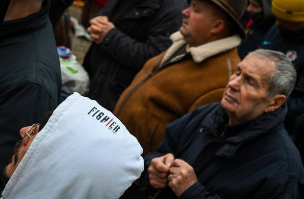 Zagreb: Molitelji i prosvjednici na Trgu bana Jelačića