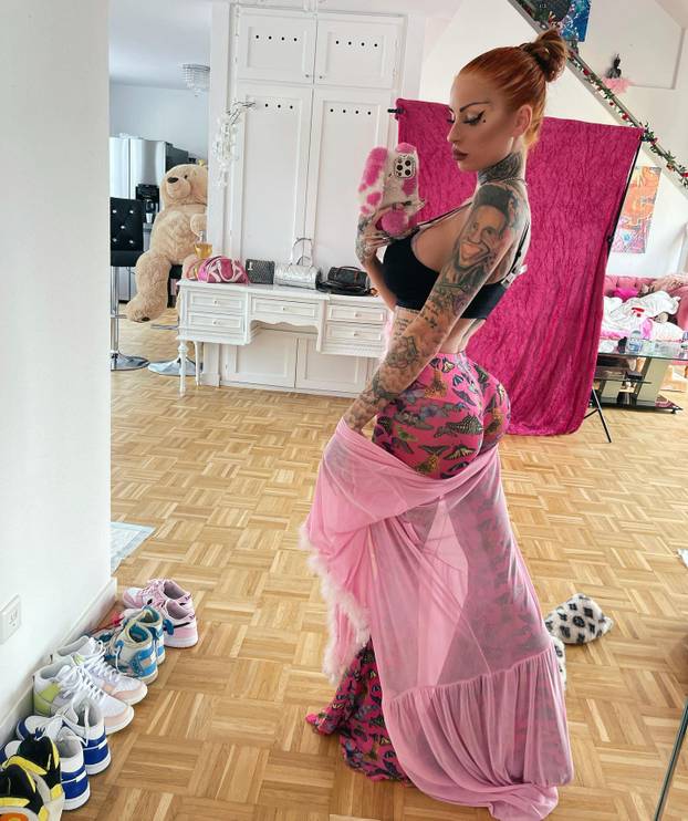 FOTO Bujna Elisa za obline je iskeširala 100.000 €: Hoću tipa koji izgleda kao rock zvijezda...