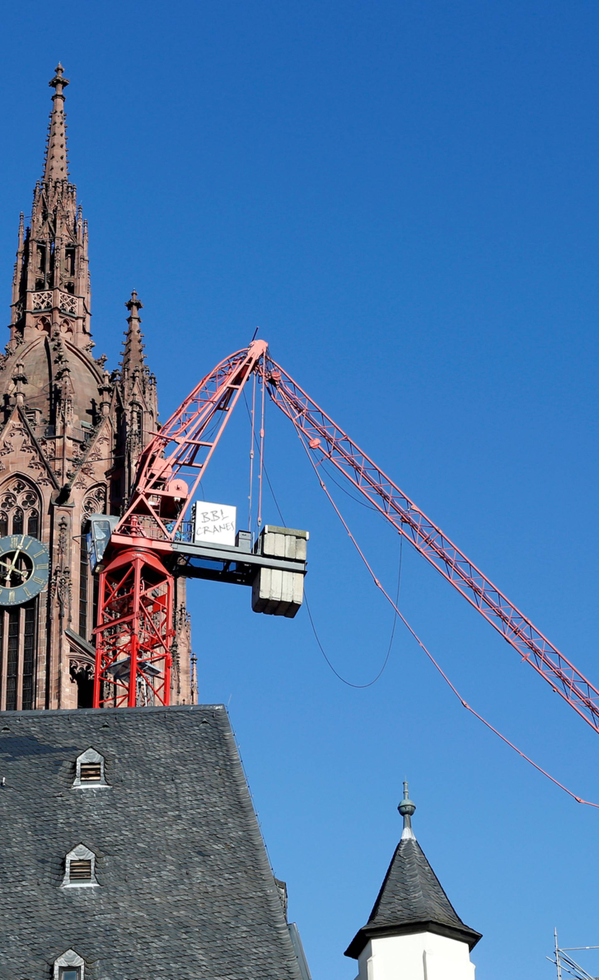 Oluja srušila kran na obnovljeni krov katedrale u Frankfurtu