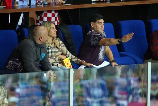 Zagreb: Maradona i njegova djevojka strastveno navijaju na me?u parova Davis Cupa