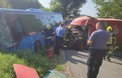FOTO Nesreća u Sesvetama: Ozlijeđen je vozač kombija u teškom sudaru s autobusom