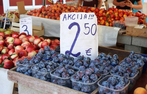 Šibenik: Ponuda vo?a i povr?a na gradskoj tržnici 
