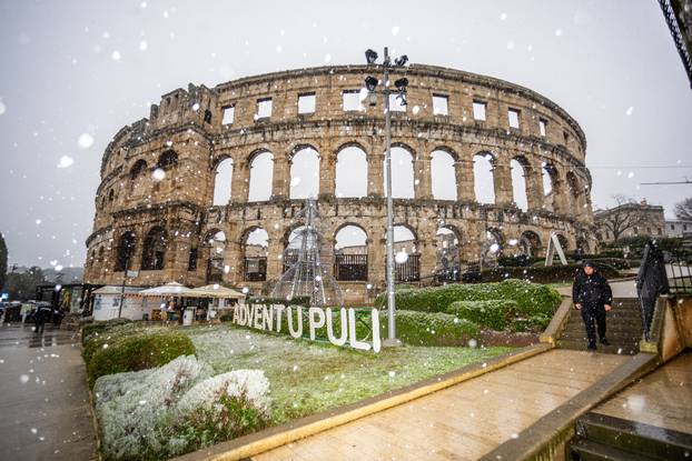U Puli od ranog jutra pada gusti snijeg