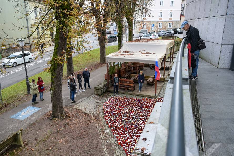 Novo Mesto: Na mjestu ubojstva građani pale lampione i lampaše