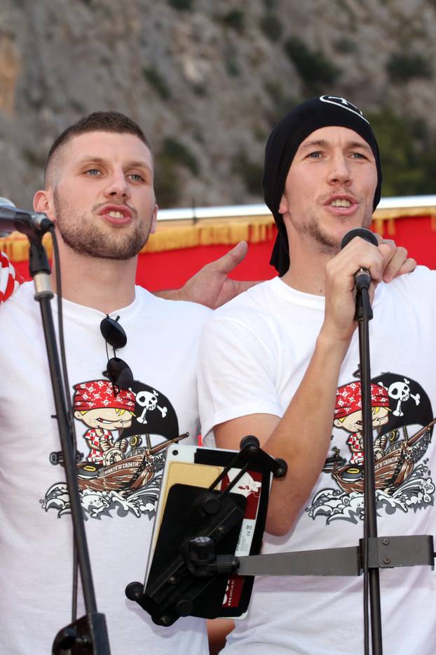 Omišani pripremili spektakularan do?ek Vatrenima, Ivanu Periši?u i Anti Rebi?u
